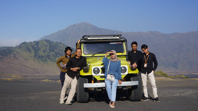 Photo di lautan pasir dengan latar Jeep dan kawasan pegunungan di TNBTS selalu menarik dicoba (photo by Rewia)