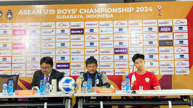 Pelatih Timnas Indonesia U-19 Indra Sjafri (tengah).