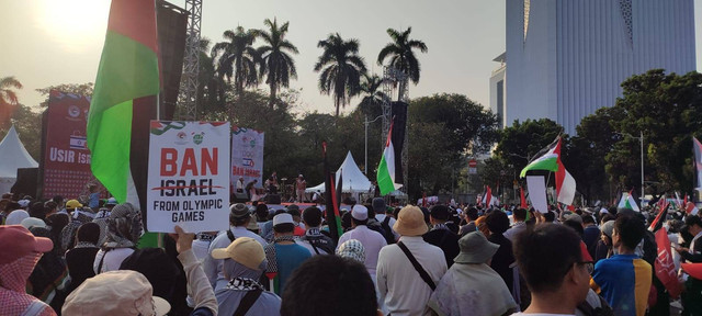 Aksi penolakan keikutsertaan Israel dalam ajang Olimpiade Paris yang digelar di Patung Kuda, Jakarta Pusat, pada Minggu (21/7). Foto: Rachmadi Rasyad/kumparan