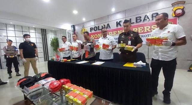 Polda Kalbar saat melakukan konferensi pers penyulundupan sabu antar provinsi yang dikendalikan Napi dari dalam Lapas Pontianak. Foto: Dok. Polda Kalbar