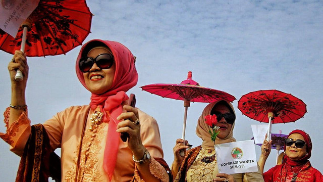 Aksi Ibu-ibu bergaya ala model di kegiatan parade kebaya yang digelar di pelataran Benteng Kuto Besak Palembang, Mingu (21/7) Foto: ary priyanto/urban id