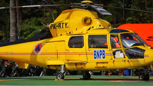 Helikopter bantuan dari BNPB berada di Helipad Griya Agung Palembang pada apel dan simulasi Karhutla Sumsel, Foto: ary priyanto/urban id