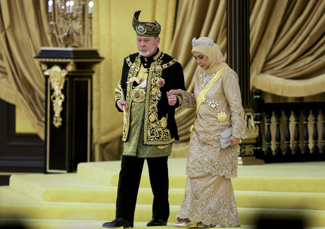 Raja Malaysia ketujuh belas, Sultan Ibrahim dan Ratu Raja Zarith Sofiah Idris Shah berjalan di dekat takhta saat penobatannya di Istana Nasional di Kuala Lumpur pada 20 Juli 2024.  Foto: HASNOOR HUSSAIN / POOL / AFP