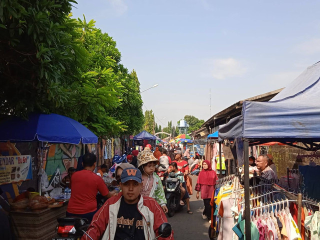 Suasana Pasar Kaget Situ Rawakalong, Minggu (14/07/2024). Sumber gambar: Dokumen pribadi 