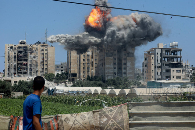 Ledakan terjadi menyusul serangan udara Israel terhadap sebuah bangunan tempat tinggal, di tengah konflik Israel-Hamas, di Nuseirat di Jalur Gaza tengah, 20 Juli 2024. Foto: REUTERS/Omar Naaman