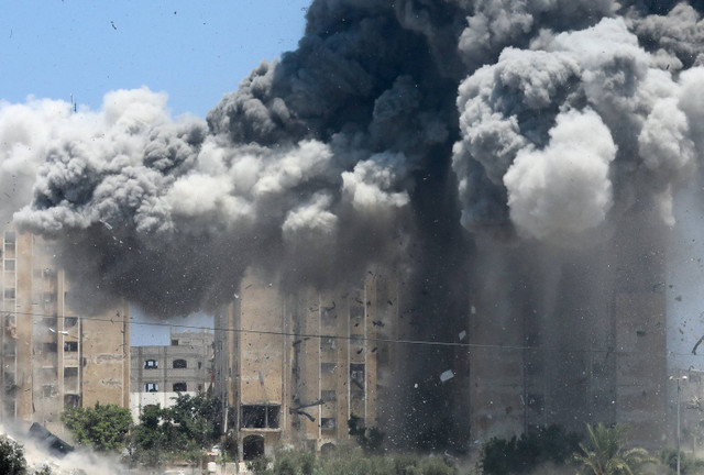 Ledakan terjadi menyusul serangan udara Israel terhadap sebuah bangunan tempat tinggal, di tengah konflik Israel-Hamas, di Nuseirat di Jalur Gaza tengah, 20 Juli 2024. Foto: REUTERS/Omar Naaman