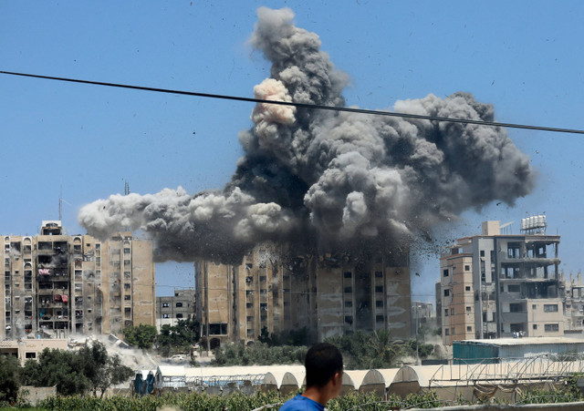 Ledakan terjadi menyusul serangan udara Israel terhadap sebuah bangunan tempat tinggal, di tengah konflik Israel-Hamas, di Nuseirat di Jalur Gaza tengah, 20 Juli 2024. Foto: REUTERS/Omar Naaman