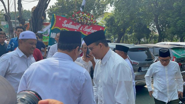 Mantan Gubernur Jakarta, Anies Baswedan, menyambangi kantor DPW PKB Jakarta, di Pulo Gadung, Jakarta Timur, Minggu (21/7/2024). Foto: Fadhil Pramudya/kumparan