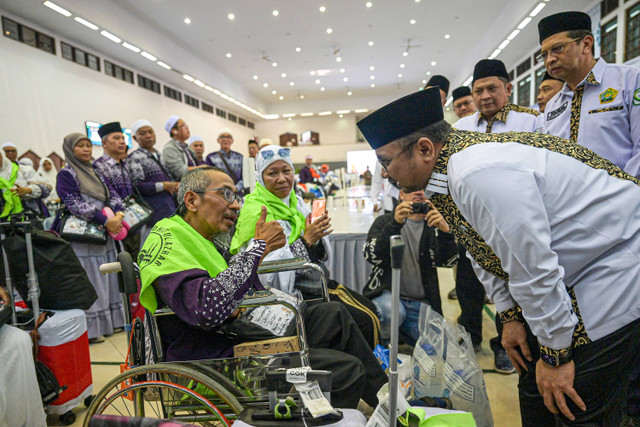 Menag Yaqut Cholil Qoumas (ketiga kanan) didampingi Irjen Kemenag Faisal Ali Hasyim (kanan) dan Sekjen Muhammad Ali Rhamdani (kedua kanan) berdialog dengan jamaah haji kloter JKG 63 yang tiba di Asrama Haji Pondok Gede, Jakarta, Minggu (21/7/2024). Foto: ANTARA FOTO/Sigid Kurniawan