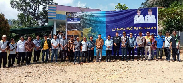 Foto bersama launching pekerjaan peningkatan Jalan Rirang Jati-Kiungkang. Foto: Dok. Istimewa