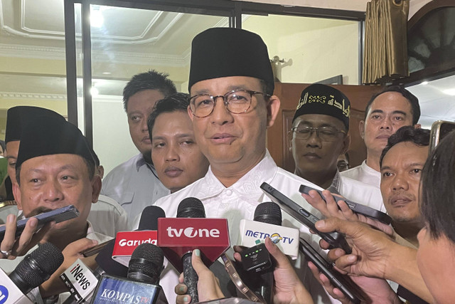 Mantan Gubernur Jakarta, Anies Baswedan, saat diwawancarai wartawan usai tasyakuran Harlah ke-26 PKB, di DPW PKB Jakarta, Pulo Gadung, Jakarta Timur, Minggu (21/7/2024). Foto: Fadhil Pramudya/kumparan