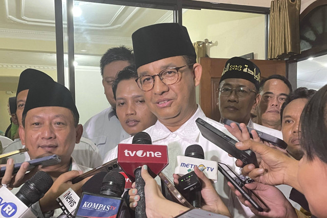 Mantan Gubernur Jakarta, Anies Baswedan, saat diwawancarai wartawan usai tasyakuran Harlah ke-26 PKB, di DPW PKB Jakarta, Pulo Gadung, Jakarta Timur, Minggu (21/7/2024). Foto: Fadhil Pramudya/kumparan