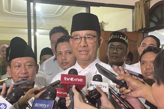 Mantan Gubernur Jakarta, Anies Baswedan, saat diwawancarai wartawan usai tasyakuran Harlah ke-26 PKB, di DPW PKB Jakarta, Pulo Gadung, Jakarta Timur, Minggu (21/7/2024). Foto: Fadhil Pramudya/kumparan