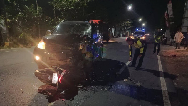 Petugas saat lakukan olah TKP kecelakaan lalu-lintas di jalan raya Bojonegoro-Babat, turut Desa Sobontoro, Kecamatan Balen, Kabupaten Bojonegoro. Minggu (21/07/2024) (Aset: Istimewa)