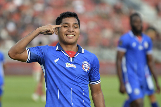 Pesepak bola Arema FC Salim Akbar Tuharea berselebrasi usai mencetak gol ke gawang Bali United saat pertandingan Piala Presiden 2024 di Stadion Kapten I Wayan Dipta Gianyar, Bali,†Minggu (21/7/2024). Foto: Fikri Yusuf/ANTARA FOTO