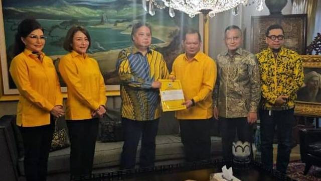 Elly Engelbert Lasut dan Michaela Elsiana Paruntu saat menerima SK dari Partai Golkar yang diserahkan langsung Ketua Umum Partai Golkar, Airlangga Hartarto. (foto: dokumen istimewa)