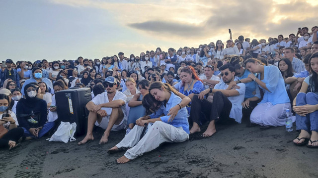 Acara Pelarungan Abu Yitta Dali Wassink di Pantai Lembeng, Kecamatan Sukawati, Kabupaten Gianyar, Bali, Minggu (21/7/2024). Foto: Denita BR Matondang/kumparan