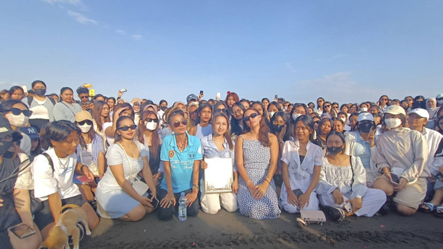 Acara Pelarungan Abu Yitta Dali Wassink di Pantai Lembeng, Kecamatan Sukawati, Kabupaten Gianyar, Bali, Minggu (21/7/2024). Foto: Denita BR Matondang/kumparan