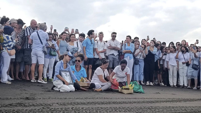 Acara Pelarungan Abu Yitta Dali Wassink di Pantai Lembeng, Kecamatan Sukawati, Kabupaten Gianyar, Bali, Minggu (21/7/2024). Foto: Denita BR Matondang/kumparan