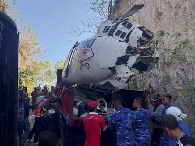 Bangkai Helikopter Jatuh di Bali Dievakuasi. Foto: Dok. Otoritas Bandar Udara Wilayah IV