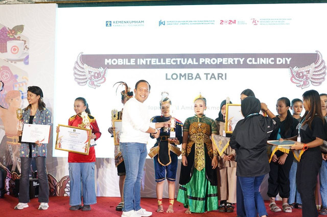 Kadiv PAS DIY saat menyerahkan adiah lomba tari