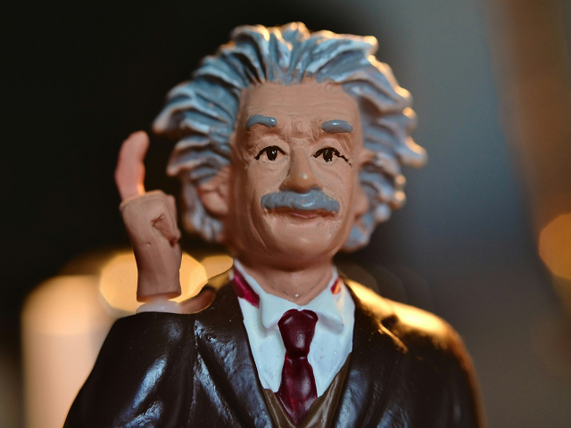 Ilustrasi tiga penemuan besar Albert Einstein. Sumber: unsplash.com/AndrewGeorge.