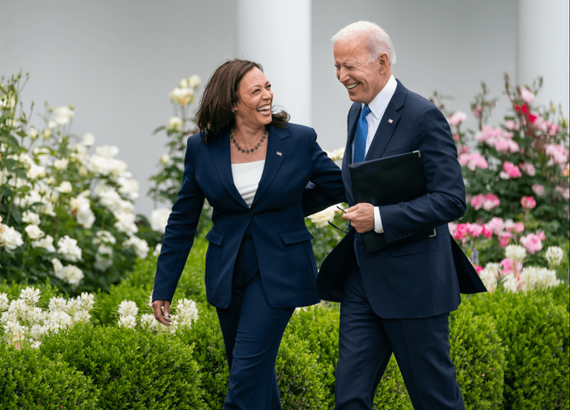 Joe Biden mengunggah fotonya bersama Kamala Harris seiring dukungannya kepada Harris untuk menjadi capres AS, Minggu (21/7/2024). Foto: Twitter/@JoeBiden