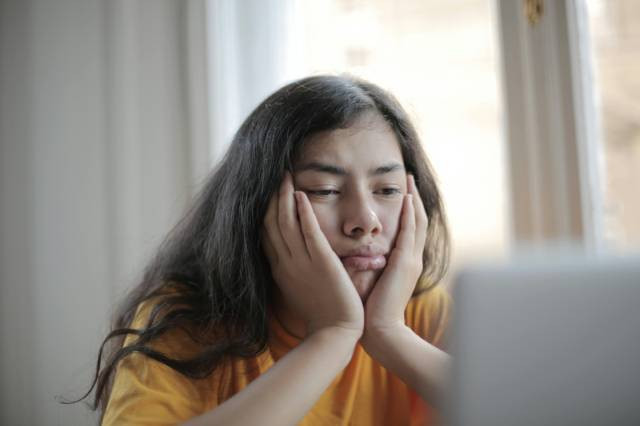 https://www.pexels.com/id-id/foto/wanita-melankolis-menonton-video-di-laptop-di-rumah-3808012/