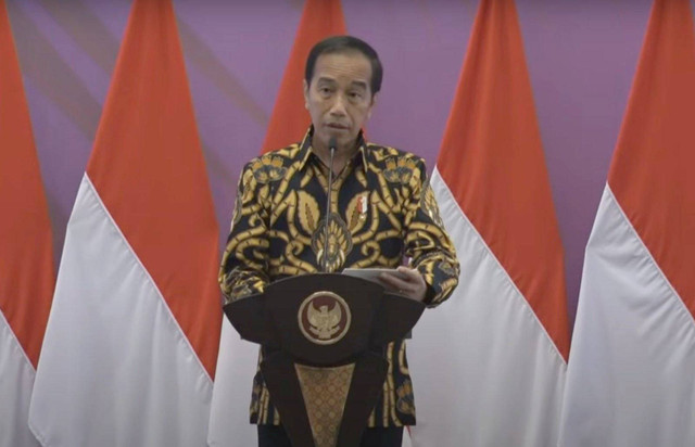 Presiden Joko Widodo memberikan sambutan saat menghadiri acara pembukaan Konferensi dan Pameran COCOTECH Internasional ke-51 di Ballroom Hotel The Westin, Surabaya, Jawa Timur, Senin (22/7/2024). Foto: YouTube/Sekretariat Presiden