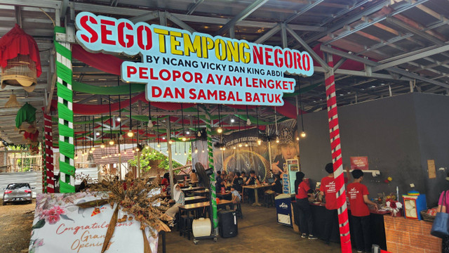 Suasana tempat makan Sego Tempong Negoro di Jagakarsa, Jakarta Selatan, Jumat (19/7/22024). Foto: Azalia Amadea/kumparan 