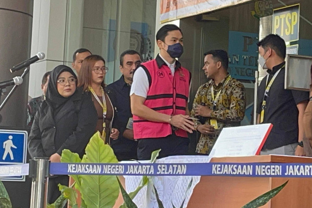 Tersangka kasus dugaan korupsi tata niaga timah di wilayah IUP PT Timah periode 2015-2022 Harvey Moeis dan Helena Lim tiba di Kejaksaan Negeri (Kejari) Jakarta Selatan, Senin (22/7/2024). Foto: Fadhil Pramudya/kumparan