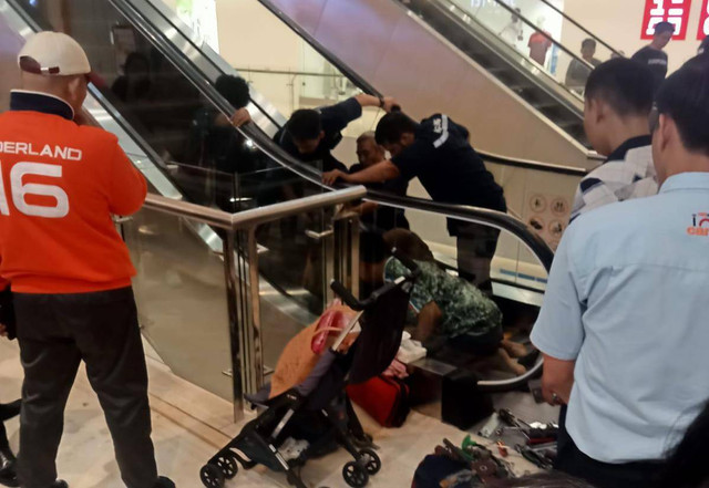 Saat petugas mengevakuasi balita yang kakinya terjepit eskalator CCM. Dok: Ist.