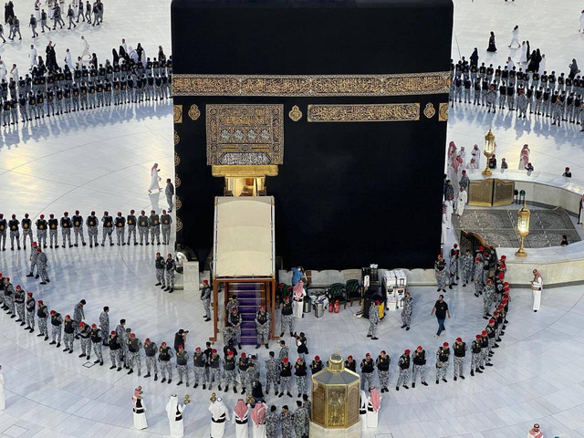 Pasukan Keamanan mengamankan prosesi pencucian Ka'bah di Masjidil Haram, Makkah, Minggu (21/7/2024). Foto: X/@makkahregion