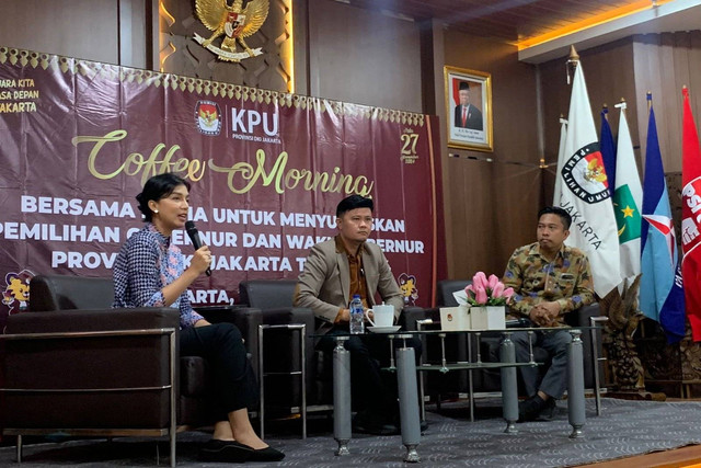 Komisioner KPU DKI Jakarta, Astri Megatari (kiri), Fahmi Zikrillah (tengah) dan Dody Wijaya (kanan) pada acara coffee morning KPU DKI Jakarta di Kantor KPU DKI Jakarta, Salemba, Jakarta Pusat, Senin (22/7/2024). Foto: Luthfi Humam/kumparan