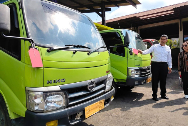 Polisi menunjukkan barang bukti yang digunakan di tambang ilegal tanah urug di Dusun Rejosari, Senin (22/7/2024). Foto: Arfiansyah Panji Purnandaru/kumparan