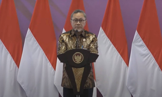 Menteri Perdagangan Zulkifli Hasan menghadiri acara pembukaan Konferensi dan Pameran COCOTECH Internasional ke-51 di Ballroom Hotel The Westin, Surabaya, Jawa Timur, Senin (22/7/2024). Foto: YouTube/Sekretariat Presiden