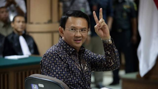 Ahok mengacungkan dua jarinya kepada media. (Foto: Pool)