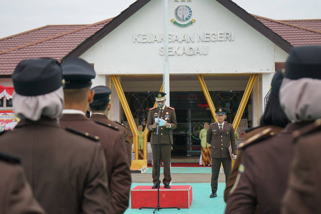 Kajari Sekadau memimpin upacara peringatan HBA ke-64. Foto: Dina Mariana/Hi!Pontianak