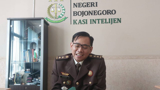 Kepala Seksi Intelijen (Kasi Intel) Kejaksaan Negeri Bojonegoro, Reza Aditya Wardhana SH, saat beri keterangan di kantornya. Senin (22/07/2024). (Aset: Imam Nurcahyo/BeritaBojonegoro)