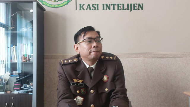 Kepala Seksi Intelijen (Kasi Intel) Kejaksaan Negeri Bojonegoro, Reza Aditya Wardhana SH, saat beri keterangan di kantornya. Senin (22/07/2024). (Aset: Imam Nurcahyo/BeritaBojonegoro)