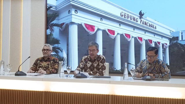 Direktur Jenderal Hukum & Perjanjian Internasional, Duta Besar L. Amrih Jinangkung saat dijumpai di Kementerian Luar Negeri Indonesia, Gambir, Jakpus, Senin (22/7/2024). Foto: Thomas Bosco/kumparan