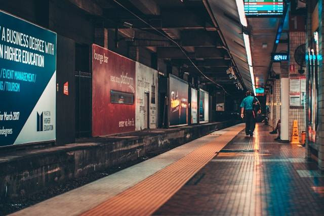 Stasiun Terdekat dari Epicentrum Kuningan. Foto hanya ilustrasi, bukan tempat sebenarnya. Sumber:Unsplash/Tobias Moore