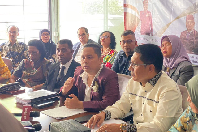 Konferensi pers Perhakhi sebagai kuasa hukum Iptu Rudiana dalam kasus Vina di DPP Perhakhi, Menteng, Jakarta Pusat, Senin (22/7/2024).  Foto: Abid Raihan/kumparan