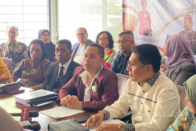 Konferensi pers Perhakhi sebagai kuasa hukum Iptu Rudiana dalam kasus Vina di DPP Perhakhi, Menteng, Jakarta Pusat, Senin (22/7/2024).  Foto: Abid Raihan/kumparan