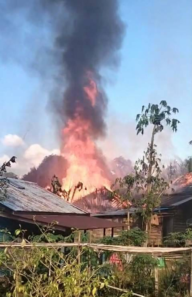 Kebakaran menghanguskan rumah warga di Dusun Sungai Kulat, Desa Menawai Tekam, Kecamatan Belitang Hilir, Kabupaten Sekadau. Foto: Dok. Istimewa