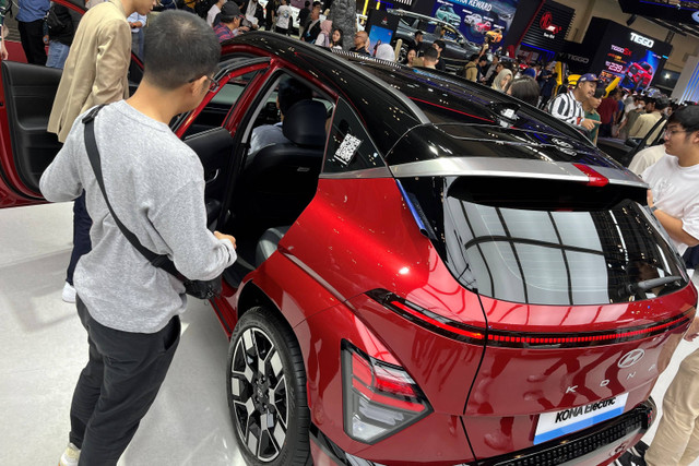 Mobil listrik Hyundai Kona Electric dan pengunjung GIIAS 2024 yang sedang melihat-lihat. Foto: Sena Pratama/kumparan