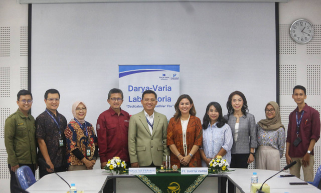 Perwakilan petinggi akademik Fakultas Farmasi  Universitas Gadjah Mada (UGM) Yogyakarta dan perwakilan PT Darya Varia Laboratoria Tbk. Foto: Darya-Varia