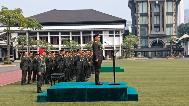 Prosesi upacara pelantikan 151 Perwira Remaja TNI AD oleh KSAD, Jenderal TNI Maruli Simanjuntak di Lapangan Mabes TNI AD, Gambir, Jakarta Pusat, Senin (22/7/2024). Foto: Fadlan Nuril Fahmi/kumparan