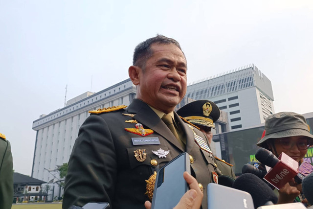 Kepala Staf TNI Angkatan Darat, Jenderal TNI Maruli Simanjuntak saat diwawancarai wartawan di Lapangan Mabes TNI AD, Gambir, Jakarta Pusat, Senin (22/7/2024). Foto: Fadlan Nuril Fahmi/kumparan