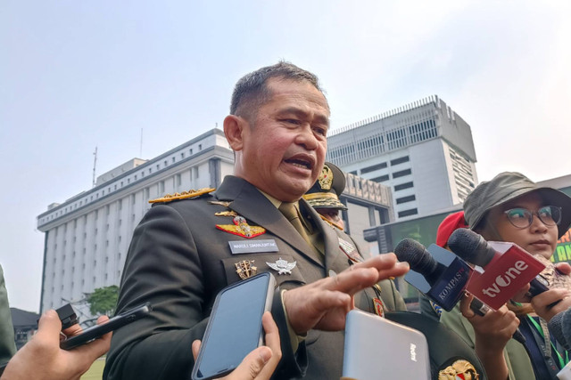 Kepala Staf TNI Angkatan Darat, Jenderal TNI Maruli Simanjuntak saat diwawancarai wartawan di Lapangan Mabes TNI AD, Gambir, Jakarta Pusat, Senin (22/7/2024). Foto: Fadlan Nuril Fahmi/kumparan